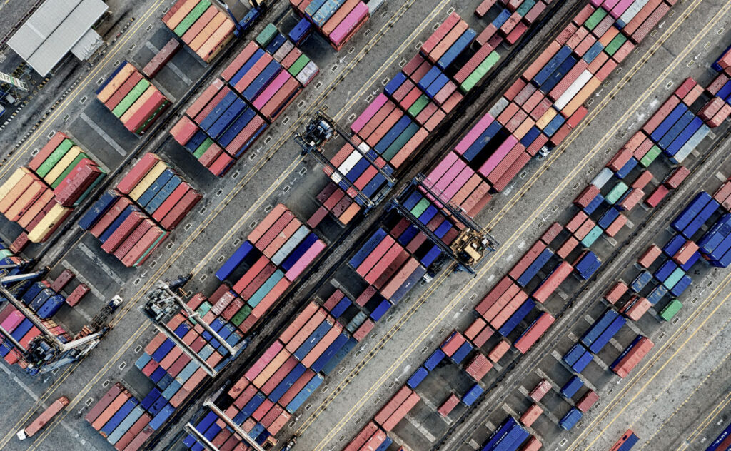 並べられたコンテナ - 貿易